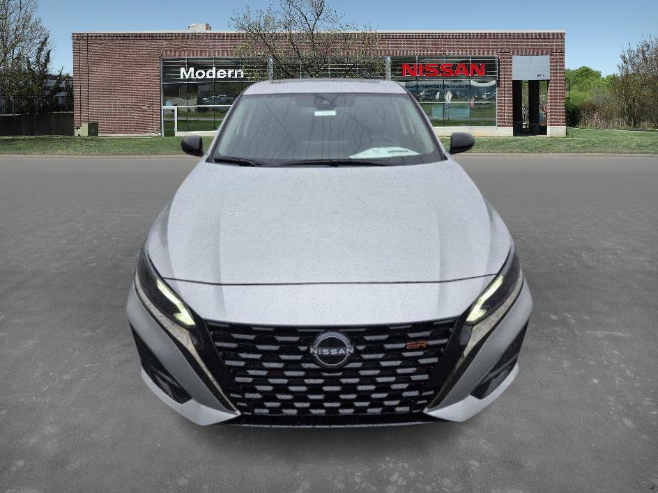 2025 Nissan Altima SR photo 2