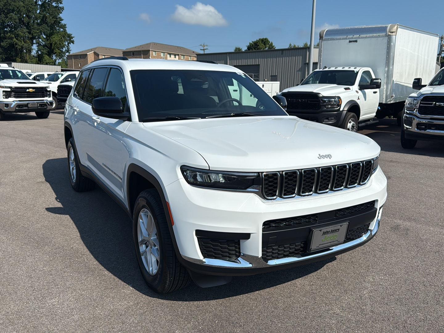 2025 Jeep Grand Cherokee Laredo photo 2
