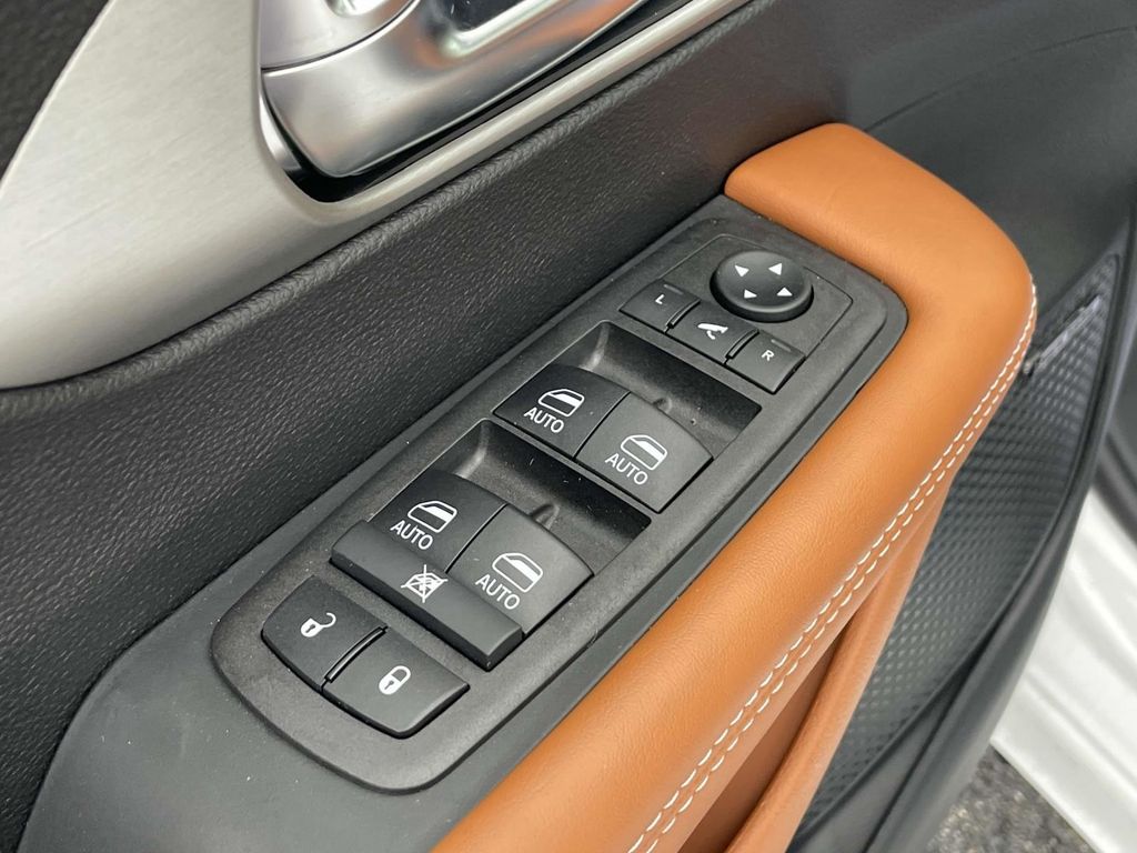 2026 Chrysler Pacifica Pinnacle photo 24