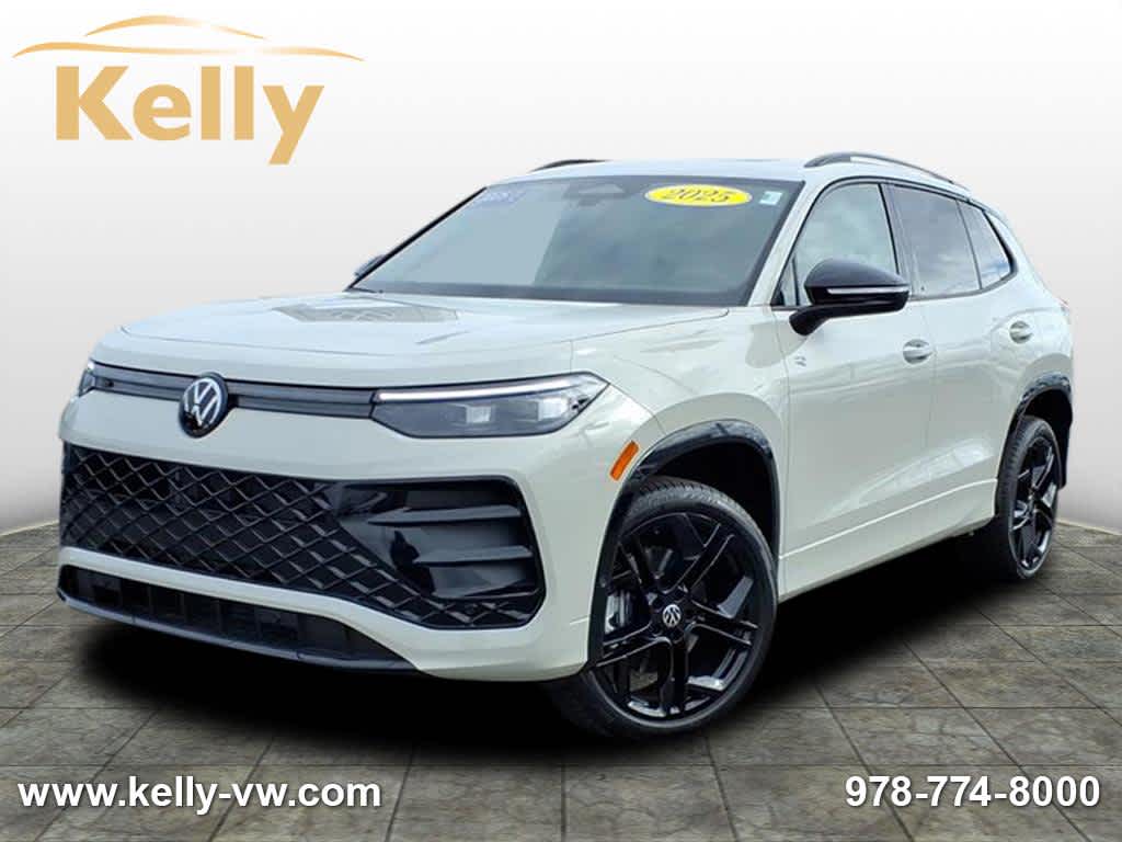 2025 Volkswagen Tiguan SE R-LINE BLACK's photo