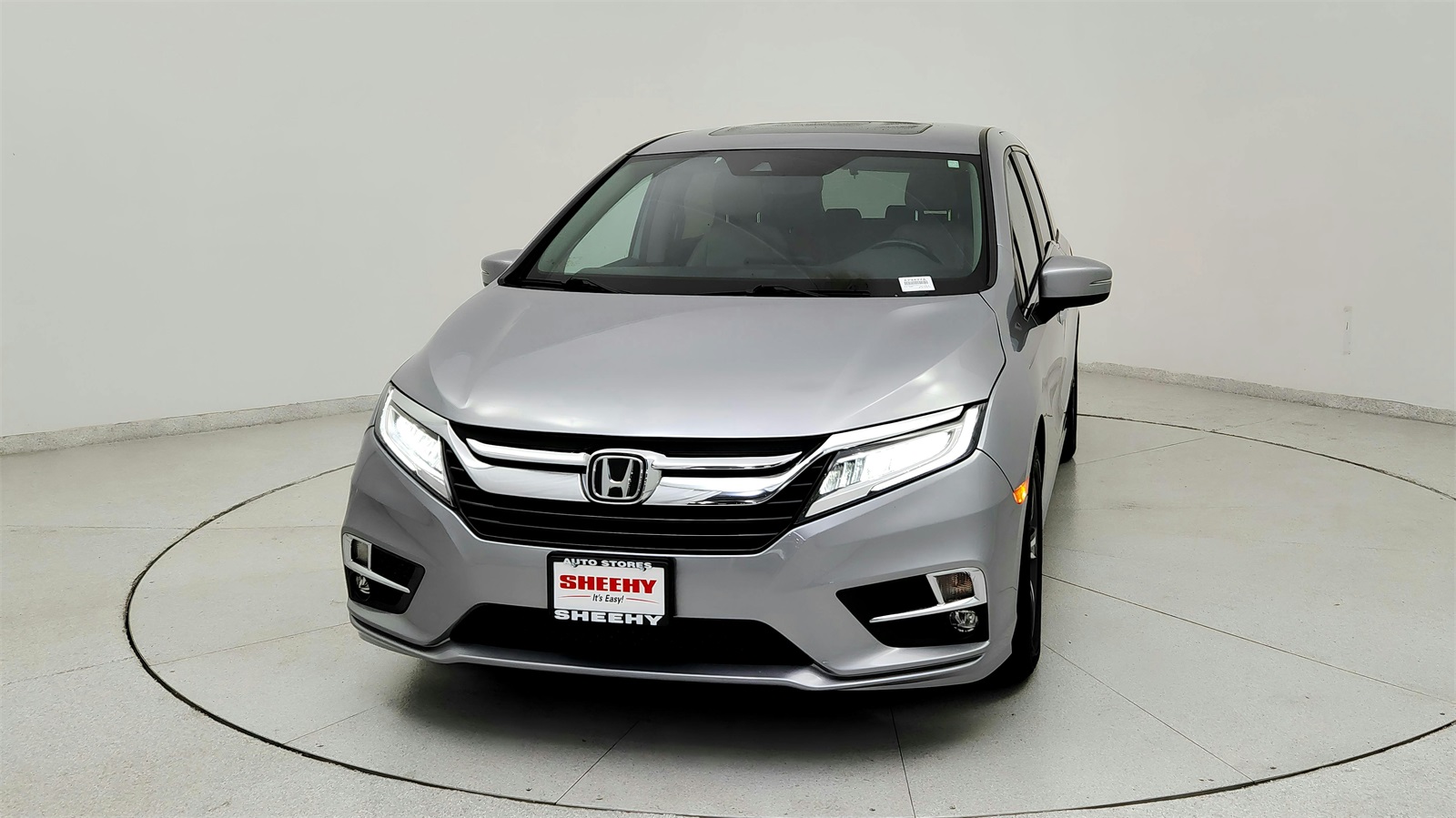 2019 Honda Odyssey Touring photo 2
