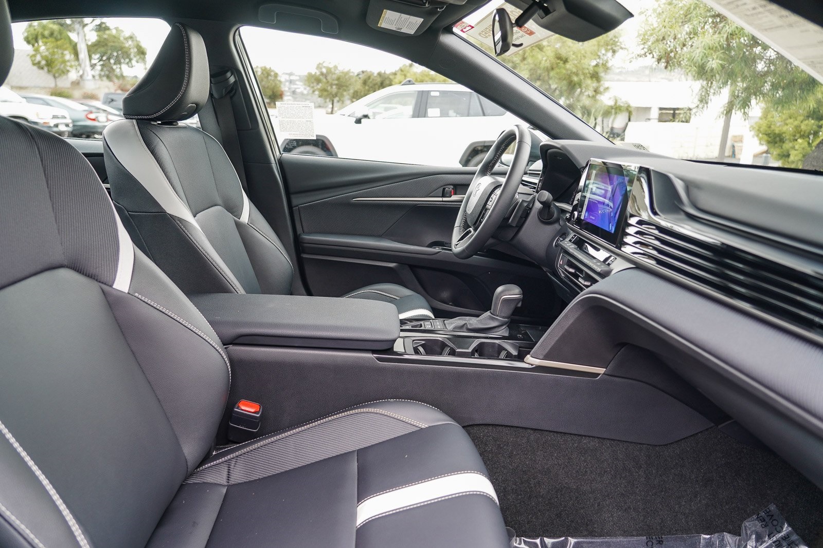 2025 Toyota Camry SE photo 8