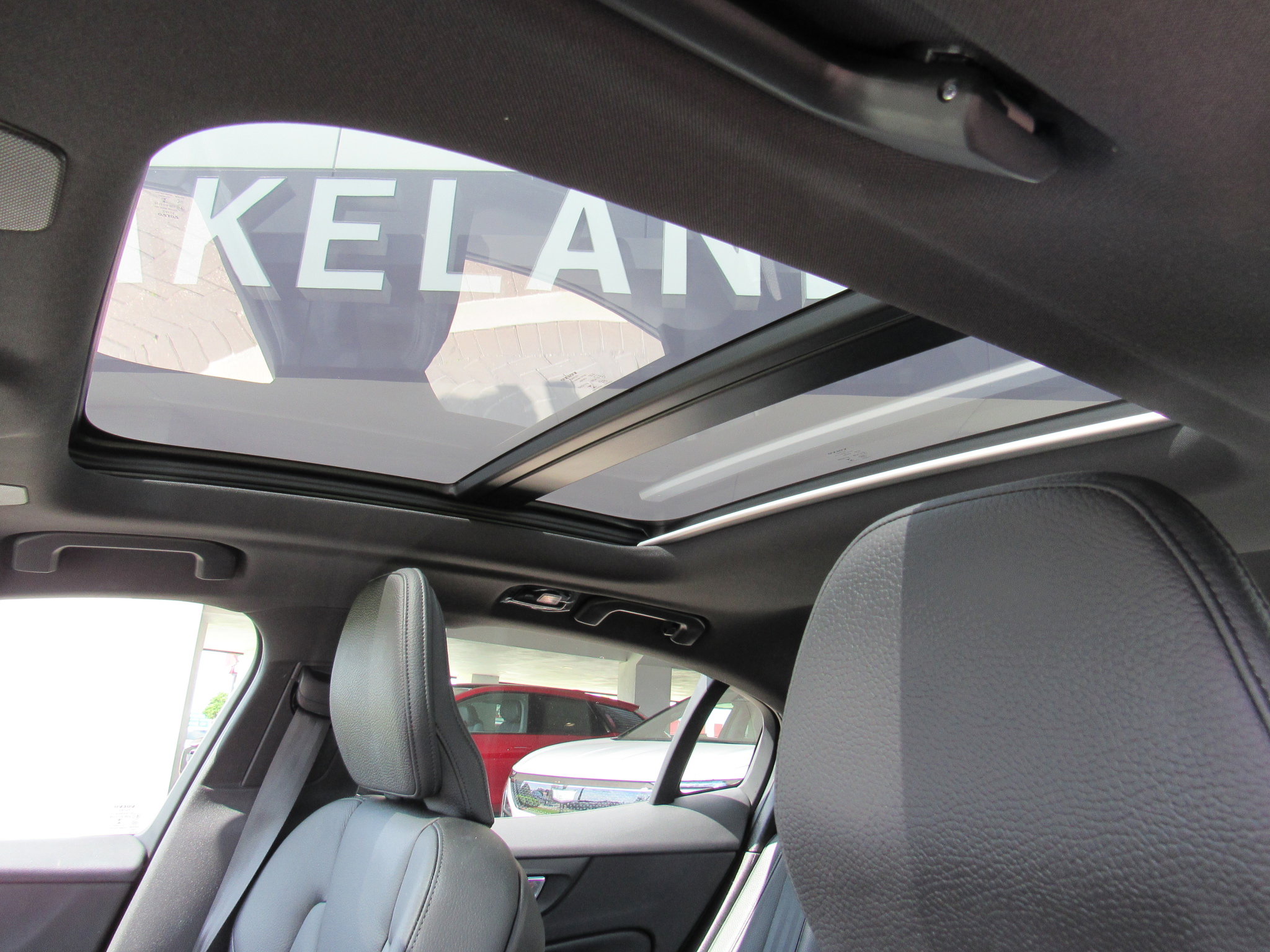 2023 Volvo S60 B5 Plus Black Edition photo 21