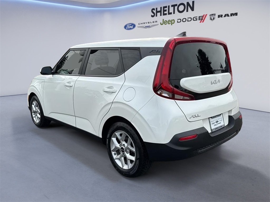 2022 Kia Soul LX photo 2
