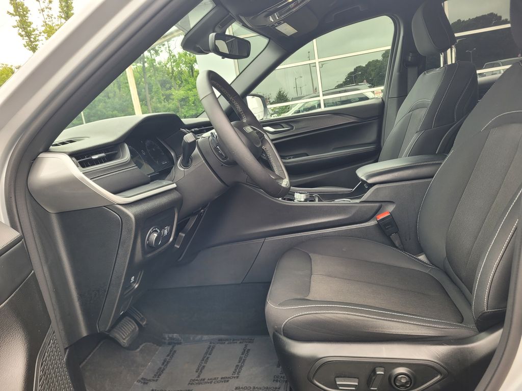 2024 Jeep Grand Cherokee Laredo photo 12