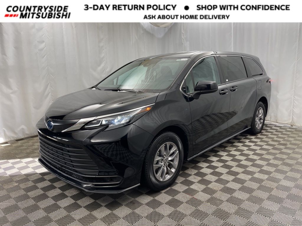 2024 Toyota Sienna LE's photo