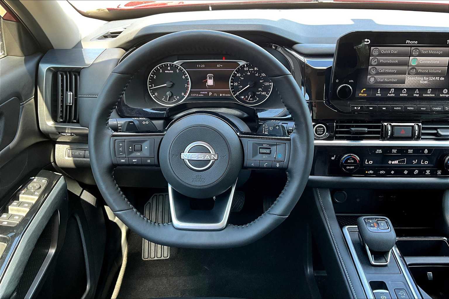 2024 Nissan Pathfinder SL photo 2