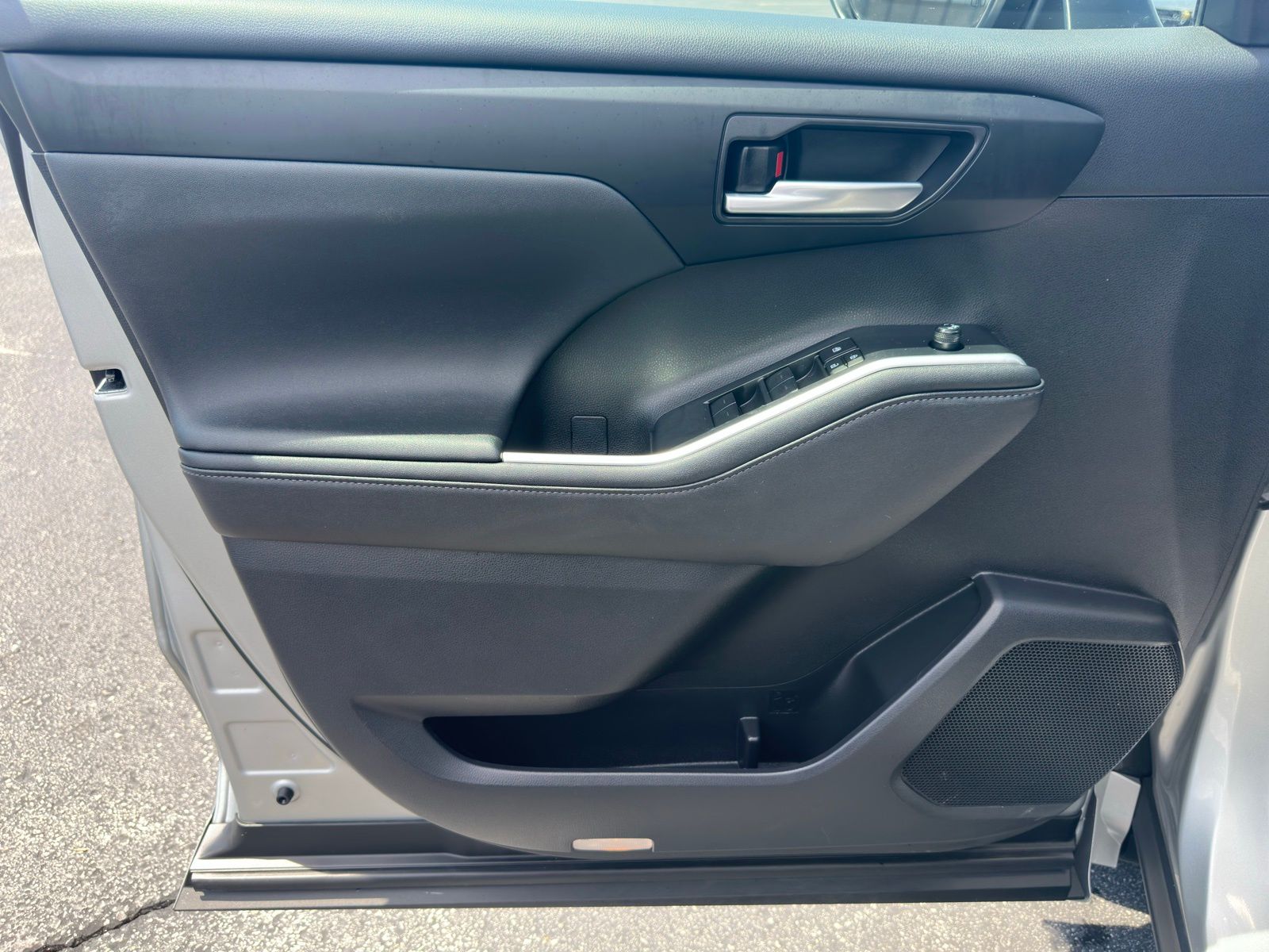 2024 Toyota Highlander XLE photo 11