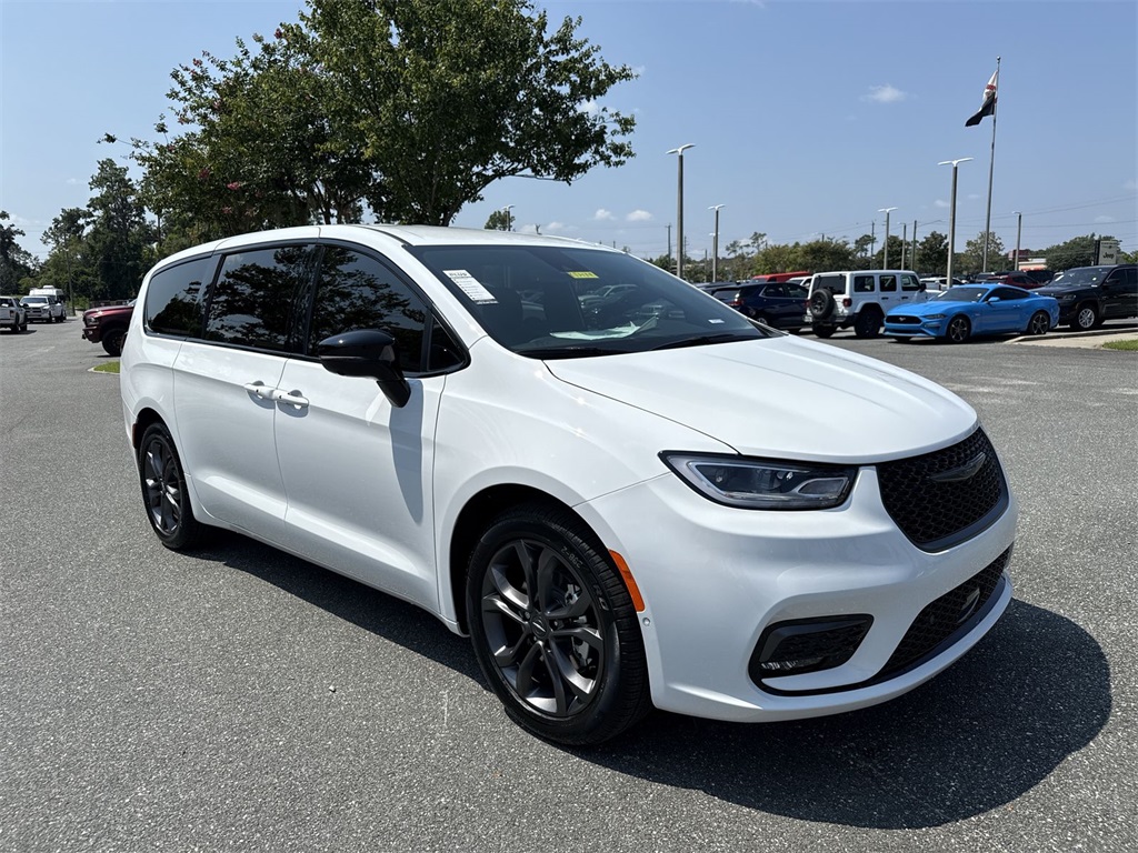 2026 Chrysler Pacifica Select's photo
