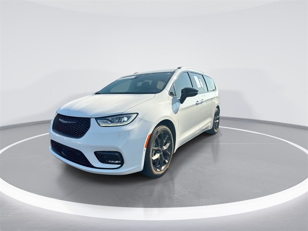 2024 Chrysler Pacifica Touring L photo 4