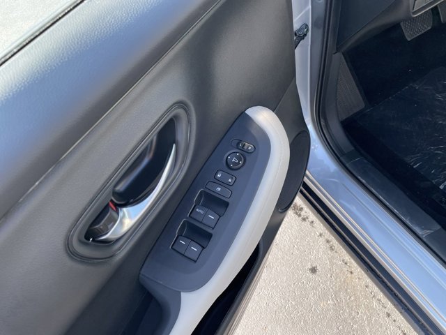 2025 Honda HR-V LX photo 8