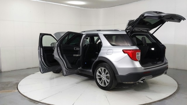 Used 2023 SILVER Ford Limited image 10