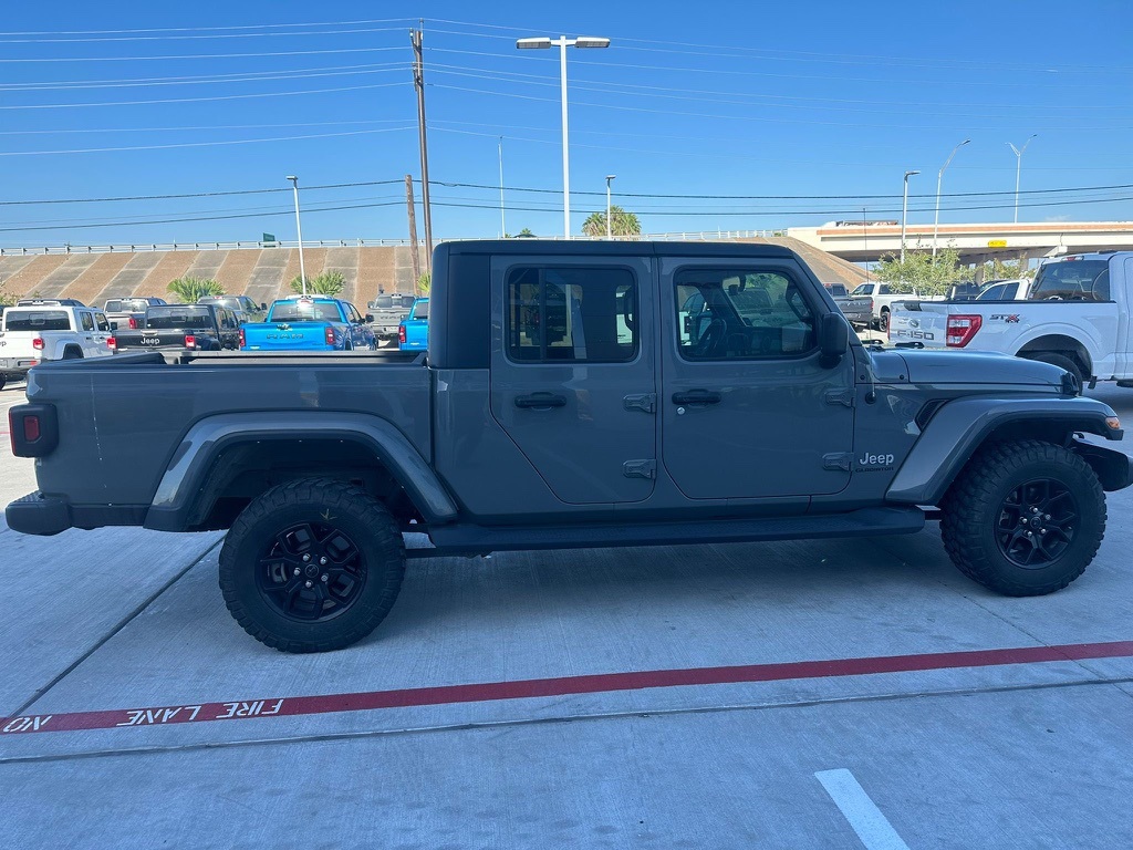 2022 Jeep Gladiator Overland photo 2