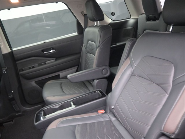 2022 Nissan Pathfinder Platinum photo 12