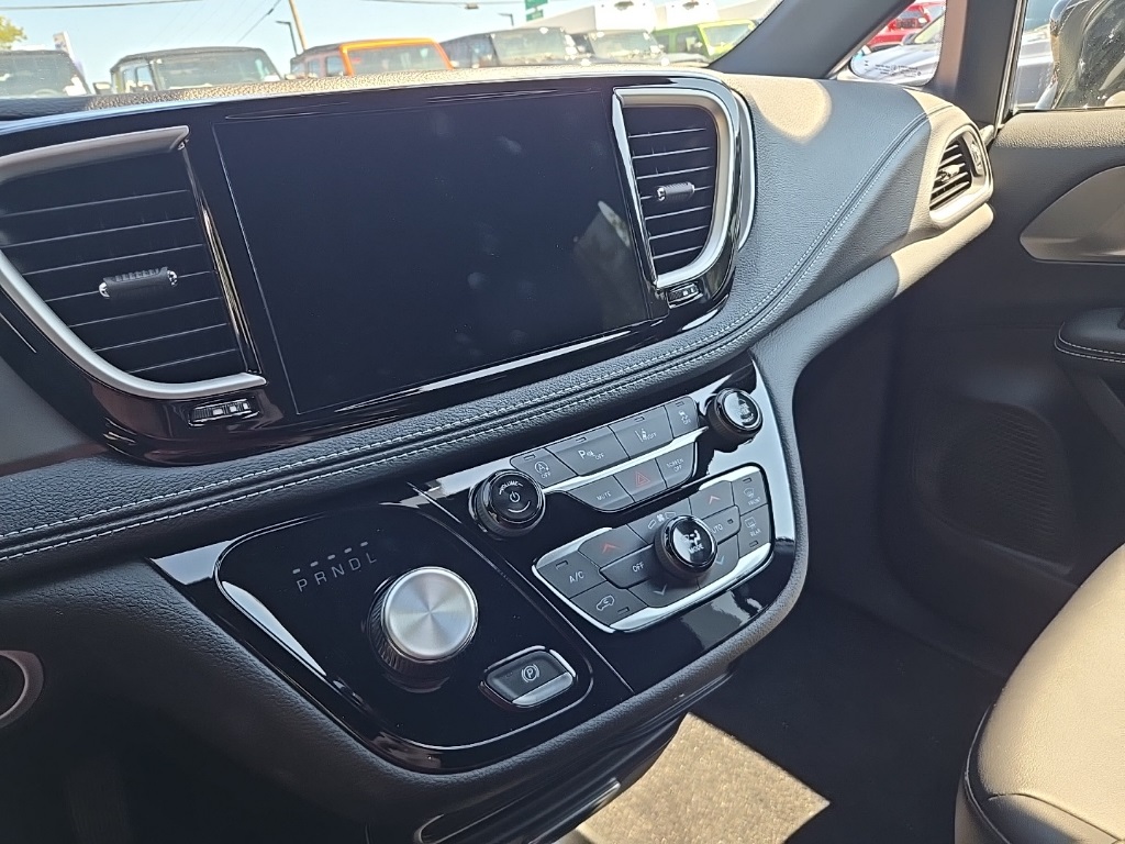 2026 Chrysler Pacifica photo 2