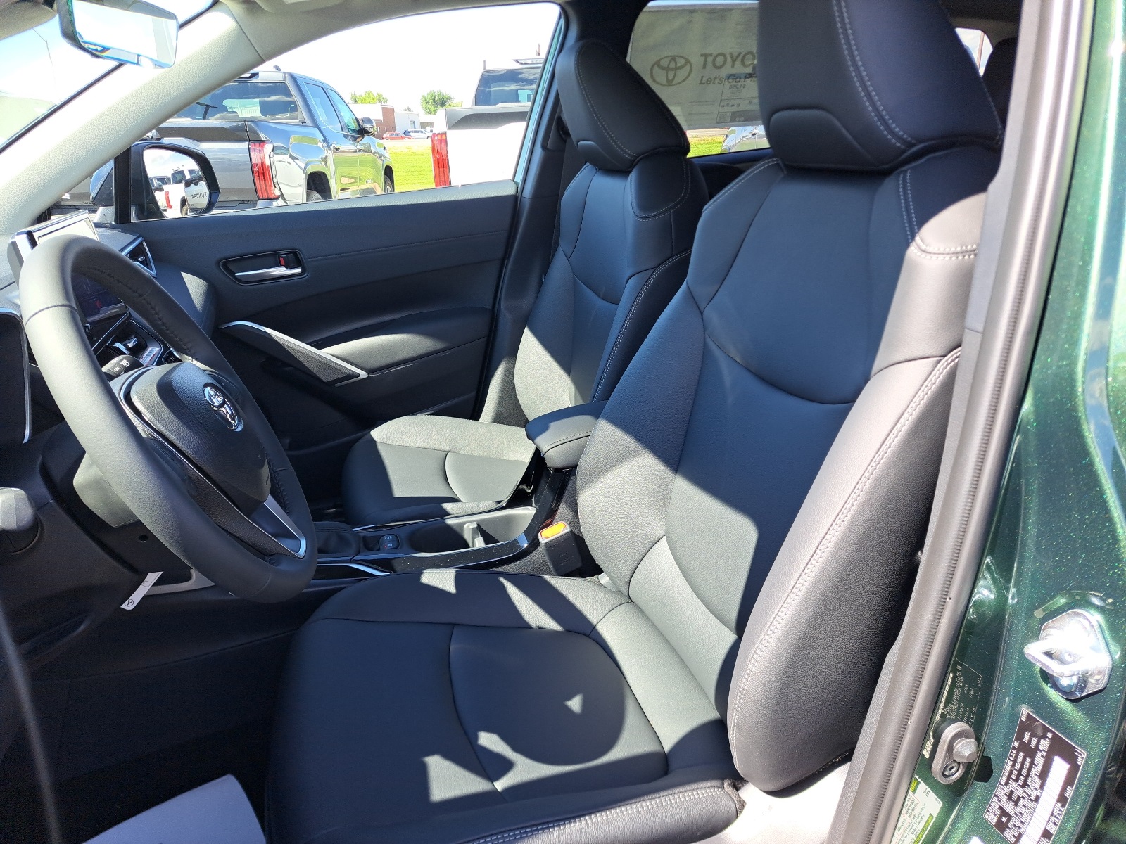 2025 Toyota Corolla Cross XLE photo 14