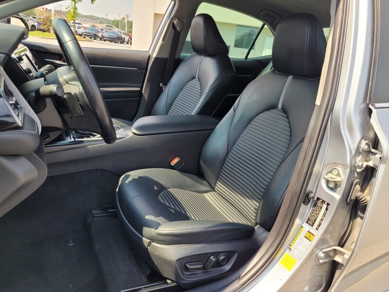 2020 Toyota Camry SE photo 5