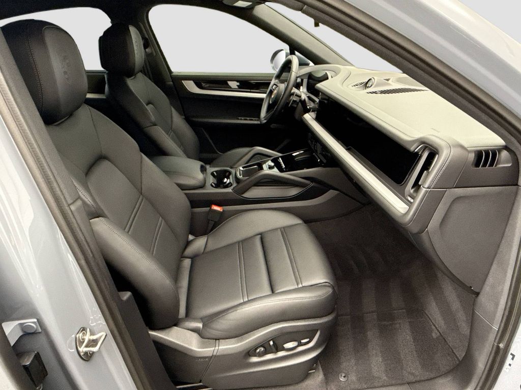 2025 Porsche Cayenne Coupe Base photo 18