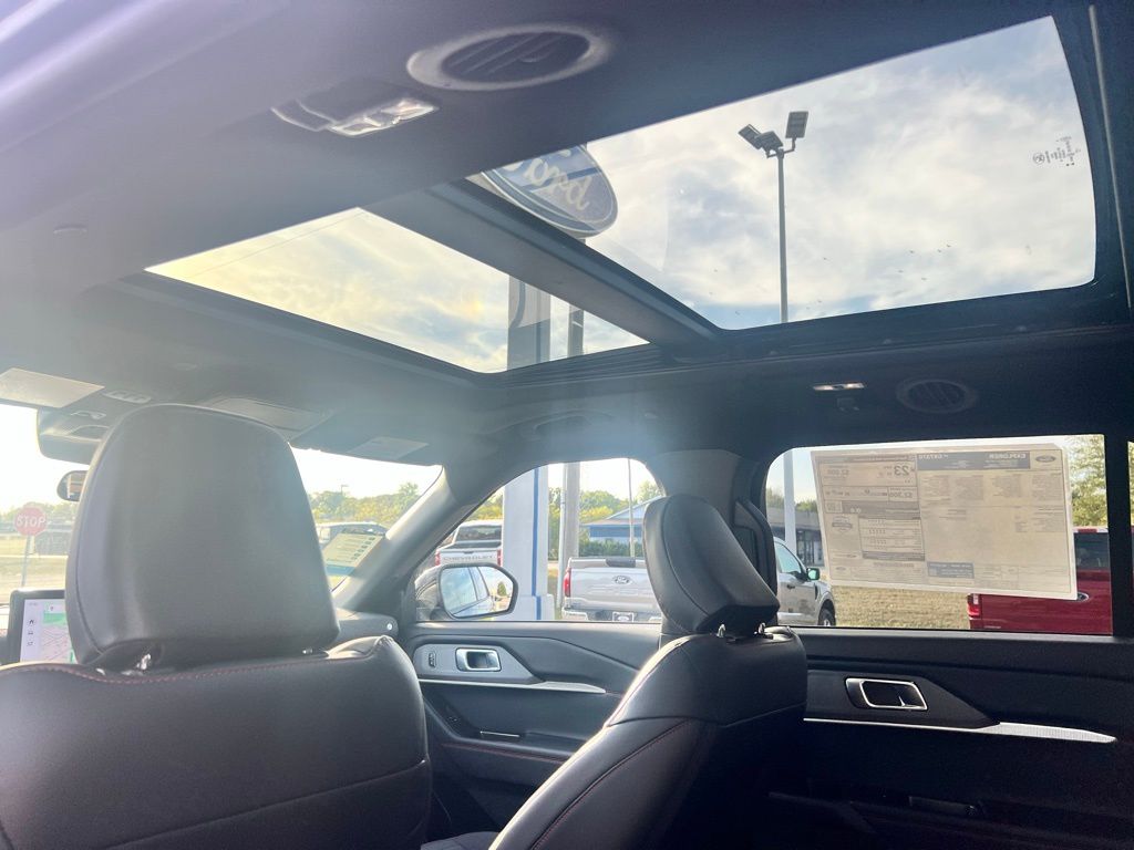 2025 Ford Explorer ST-Line photo 22