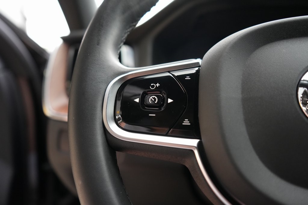 2023 Volvo XC60 B5 Plus photo 17