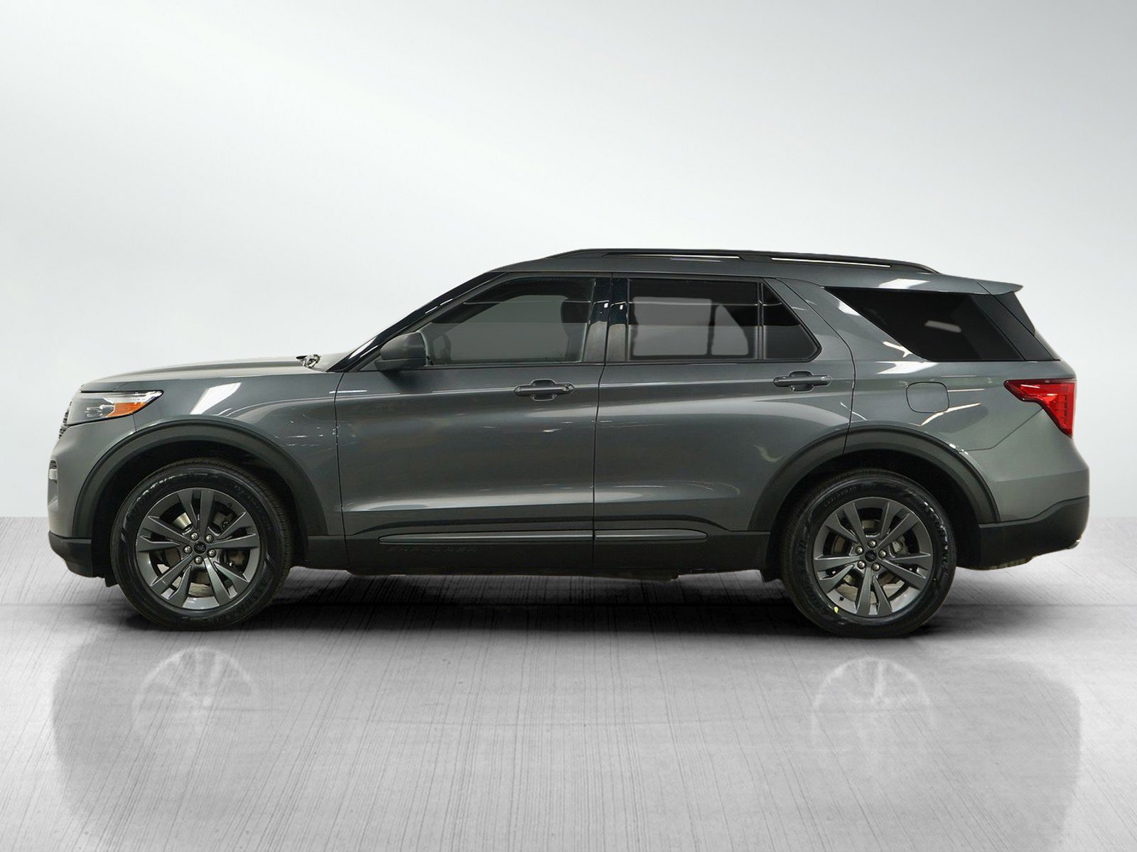 Used 2021 Ford Explorer XLT with VIN 1FMSK8DH6MGB55906 for sale in Wayzata, Minnesota