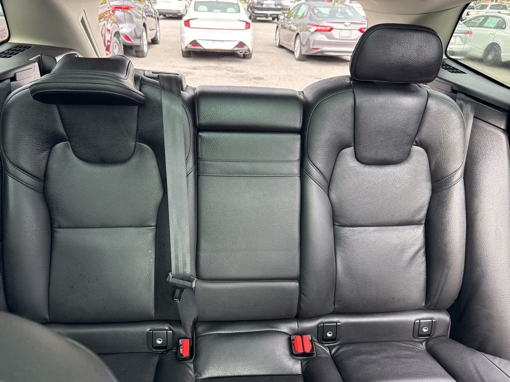 2021 Volvo XC60 T5 Momentum photo 15