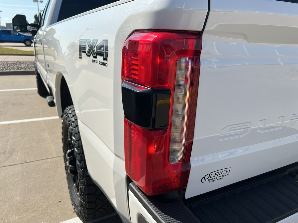 2023 Ford F-350 Lariat photo 16
