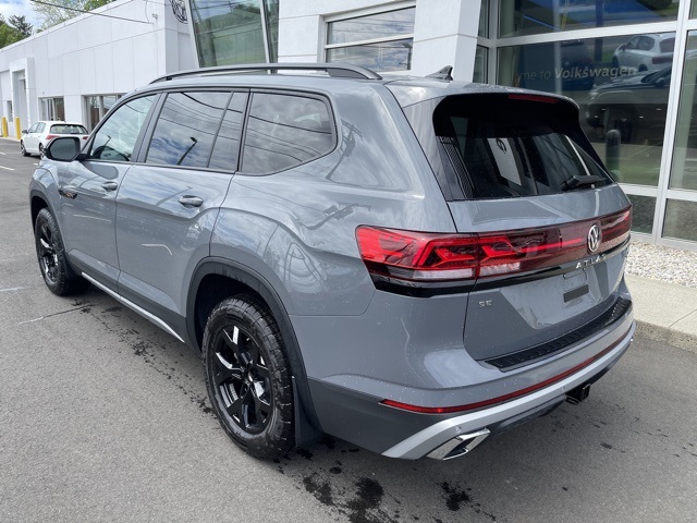 2025 Volkswagen Atlas SE Technology Peak Edition photo 7