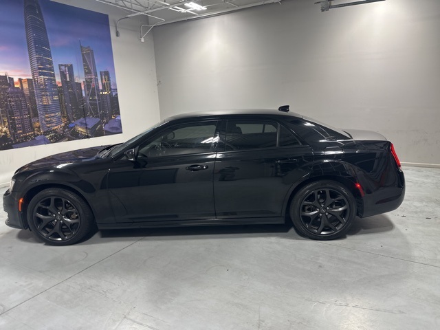 2022 Chrysler 300 Touring L photo 2