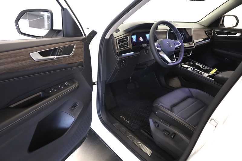 2024 Volkswagen Atlas SEL photo 8