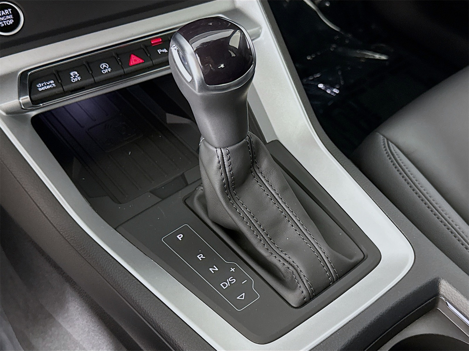2025 Audi Q3 45 TFSI S line Premium photo 16