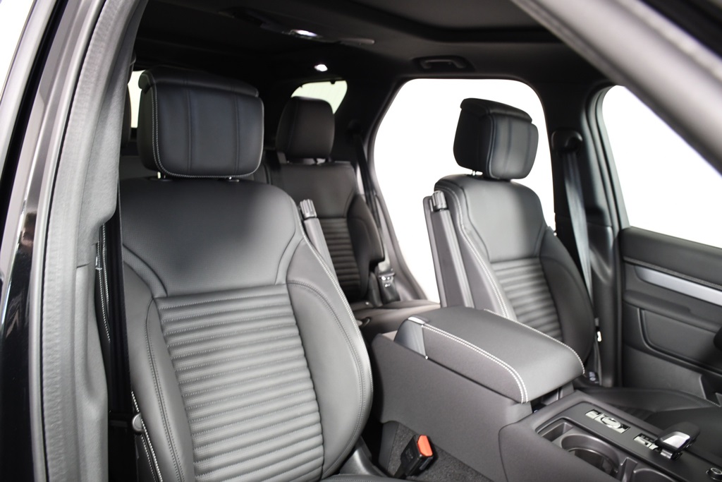 2025 Land Rover Discovery SE photo 17