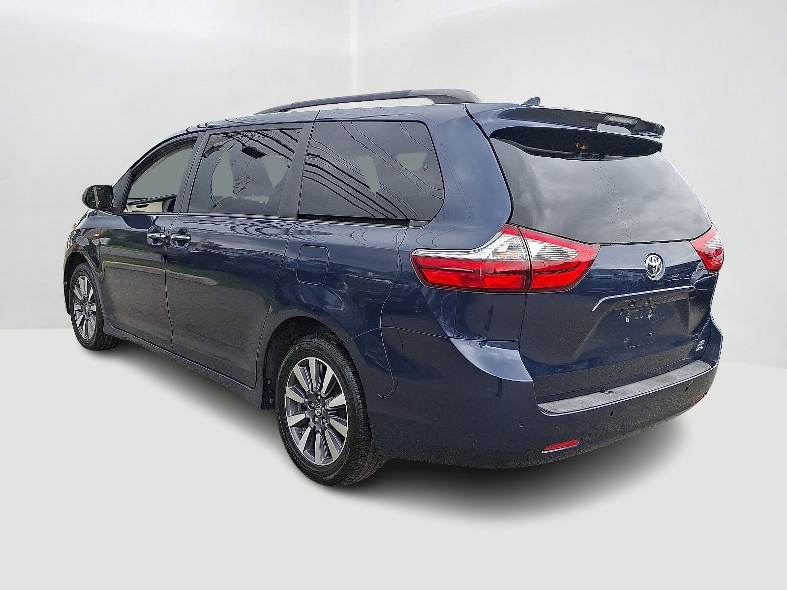 2020 Toyota Sienna XLE photo 7