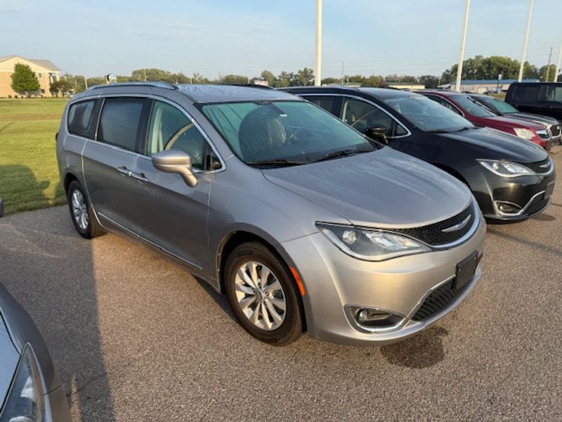 2019 Chrysler Pacifica Touring L photo 3