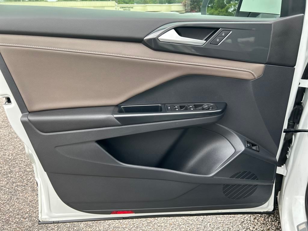 2023 Volkswagen Taos SEL photo 12