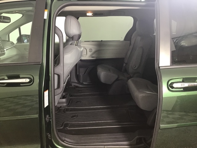 2021 Toyota Sienna XLE photo 17