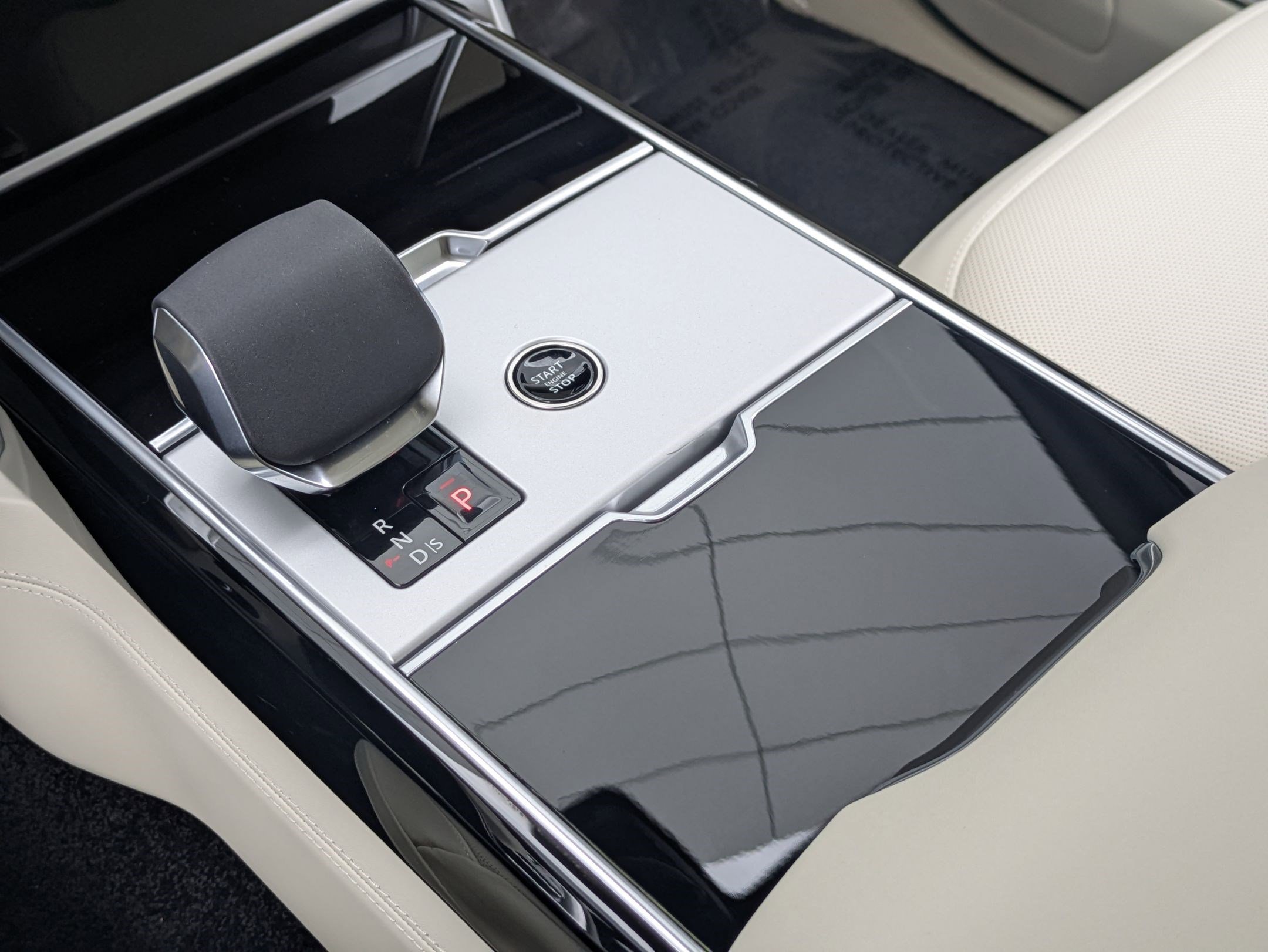 2025 Land Rover Range Rover SE photo 11