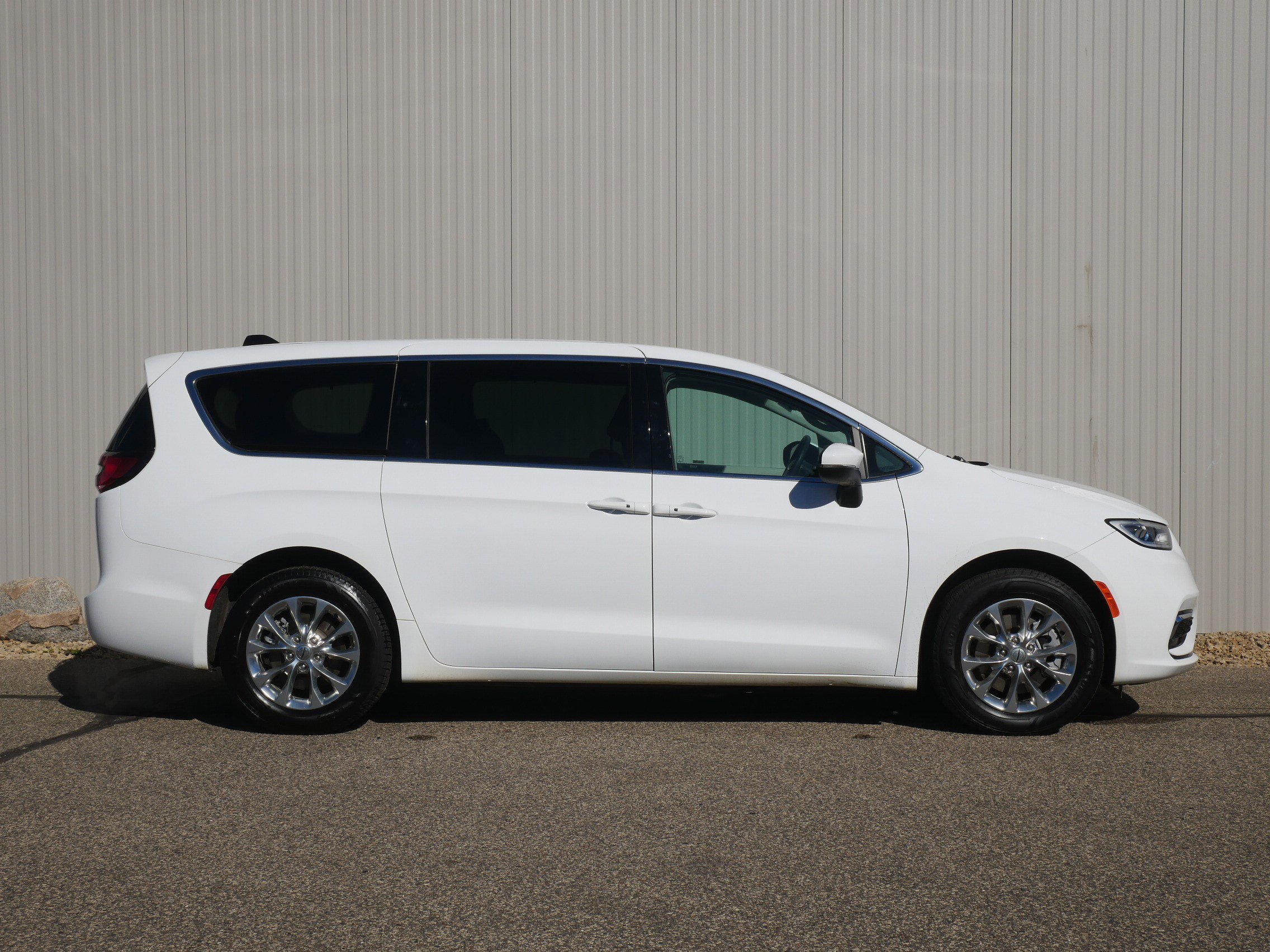 2023 Chrysler Pacifica Touring L photo 4
