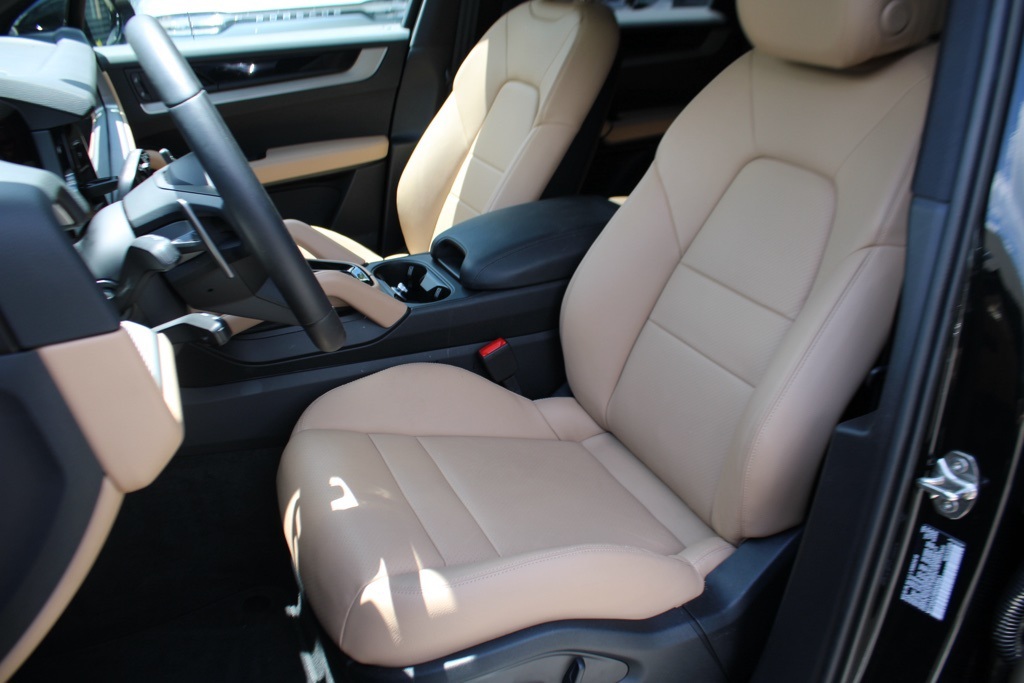 2025 Porsche Cayenne Base photo 5