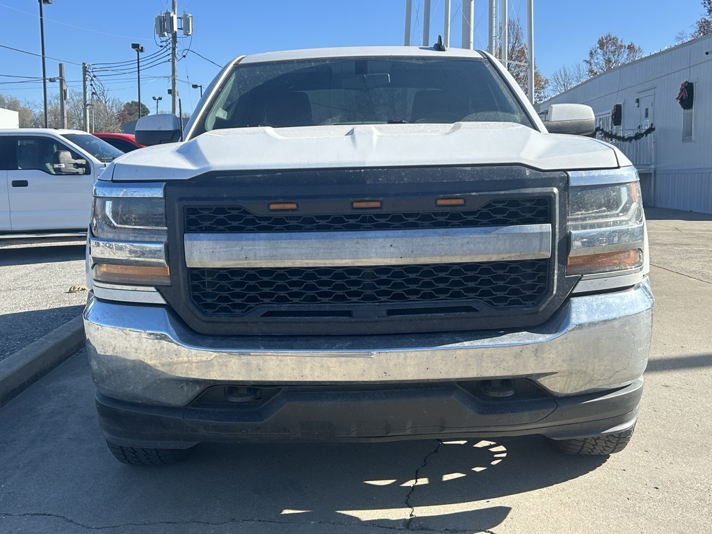 2017 Chevrolet Silverado 1500 LT photo 2