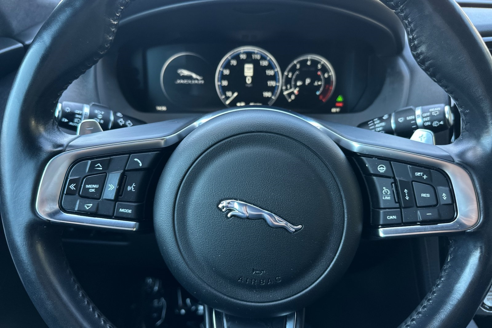 2017 Jaguar F-PACE First Edition photo 23