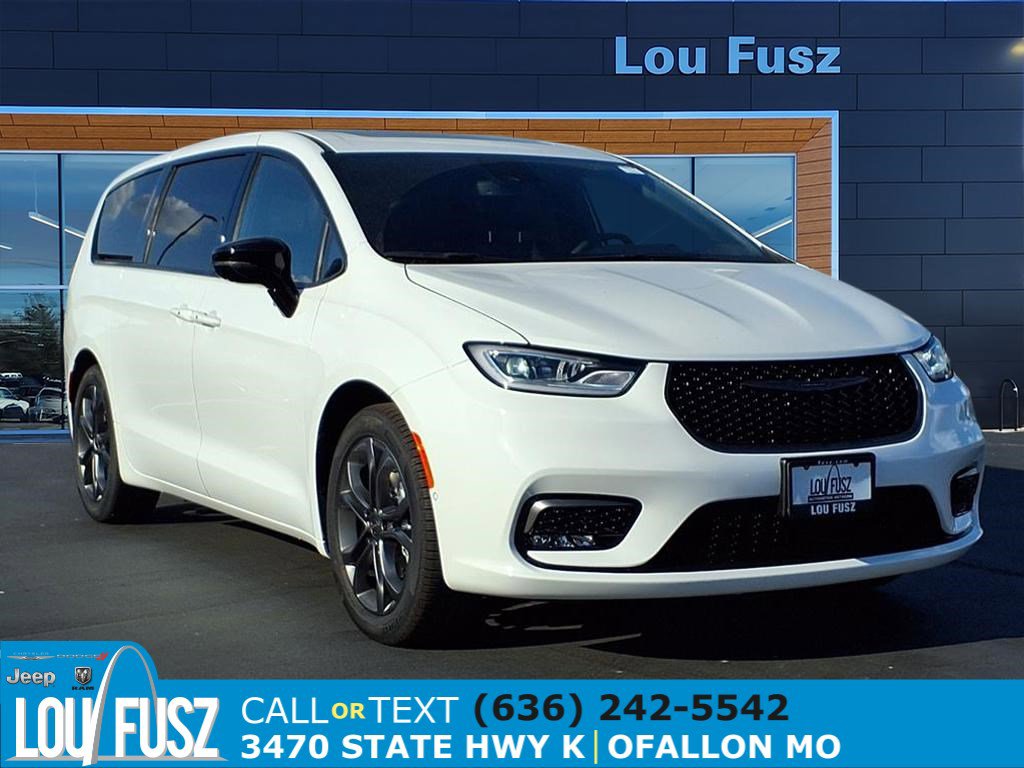 2026 Chrysler Pacifica Select's photo