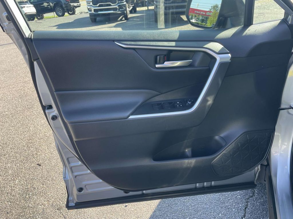 2020 Toyota RAV4 XLE photo 23