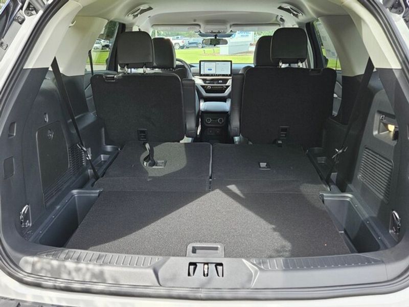 2025 Ford Explorer photo 8
