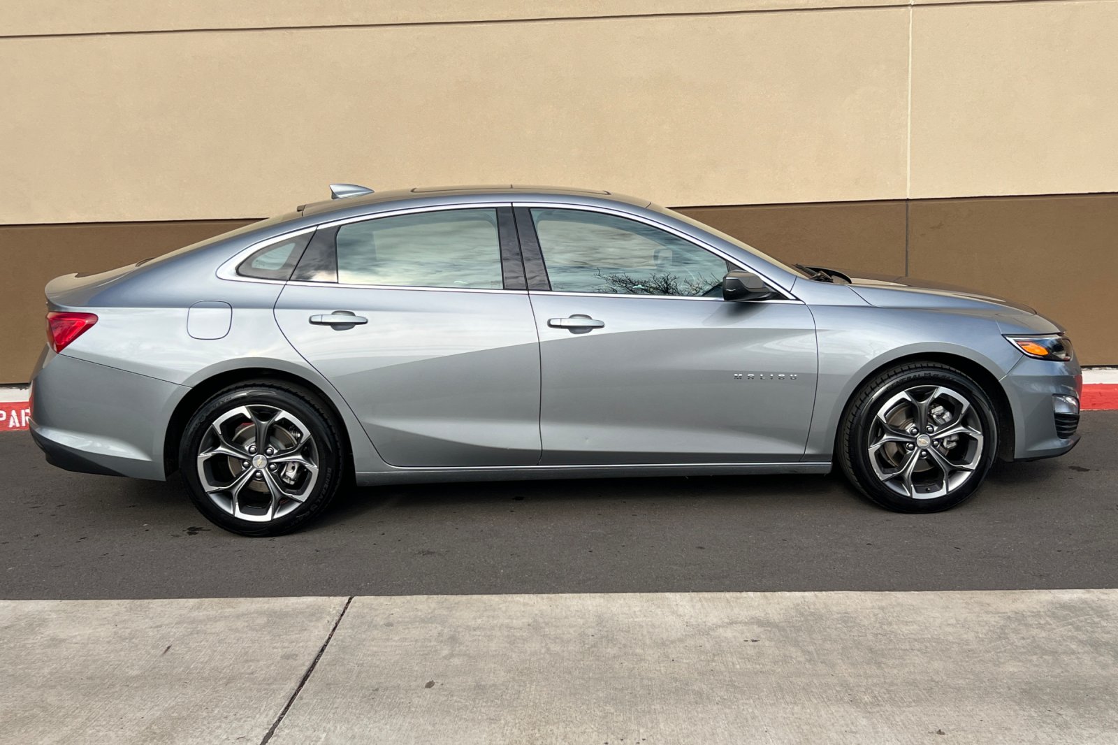 2023 Chevrolet Malibu 1LT photo 2