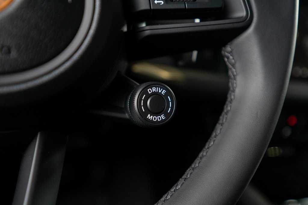 2025 Porsche Cayenne photo 32