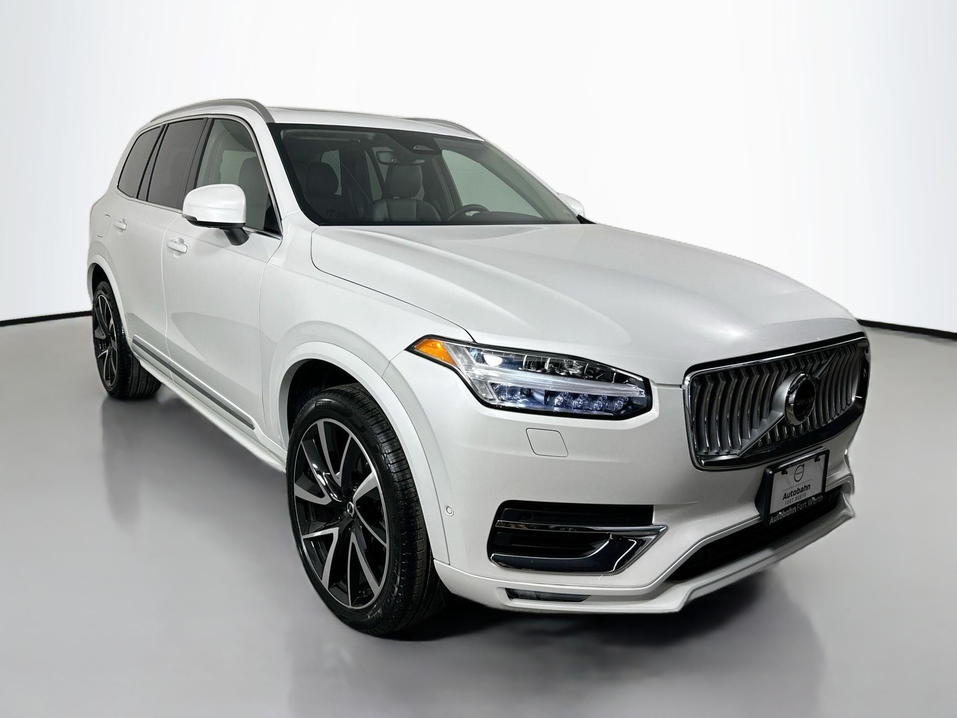 2025 Volvo XC90 B5 Plus AWD photo 3