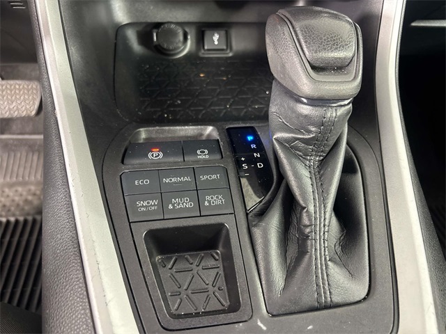 2022 Toyota RAV4 LE photo 19