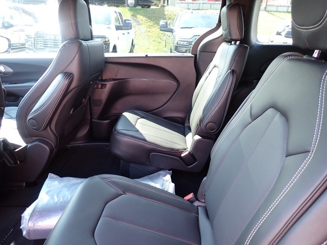 2026 Chrysler Pacifica photo 12