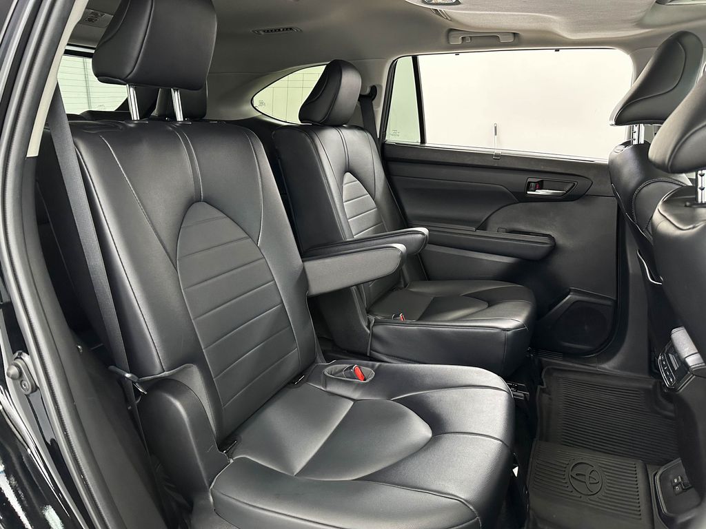 2022 Toyota Highlander XLE photo 2